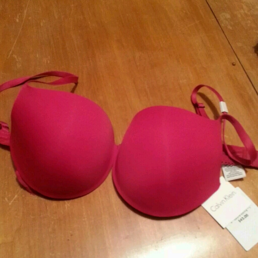 New red calvin klien T shirt style bra 32D